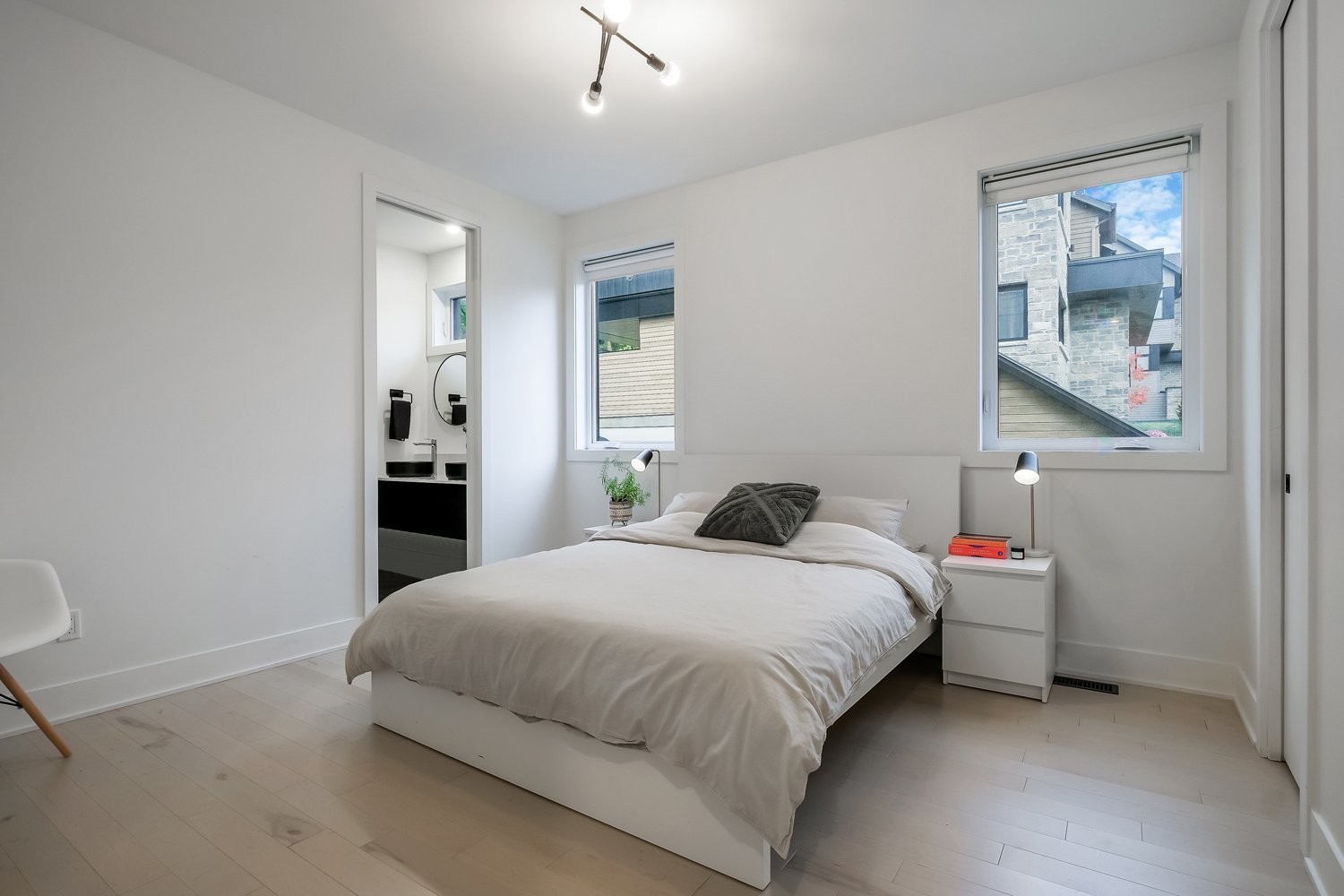 









880


Rue des Bernaches

,
Mont-Saint-Hilaire,




QC
J3H0C4

