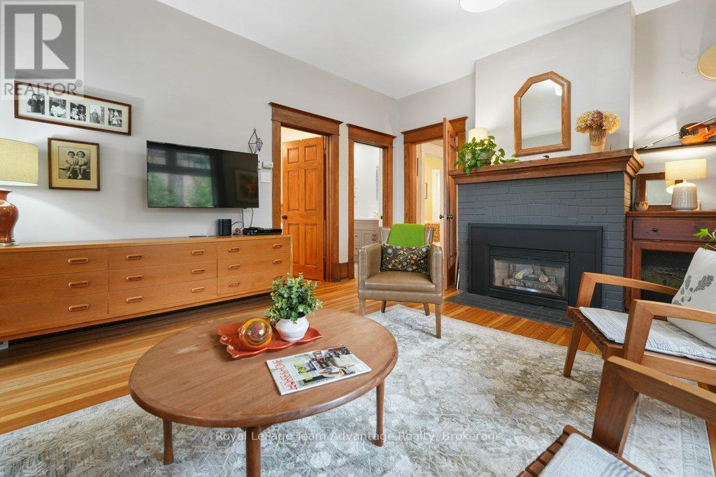 












3 BELVEDERE AVENUE

,
Parry Sound,




Ontario
P2A1Z8

