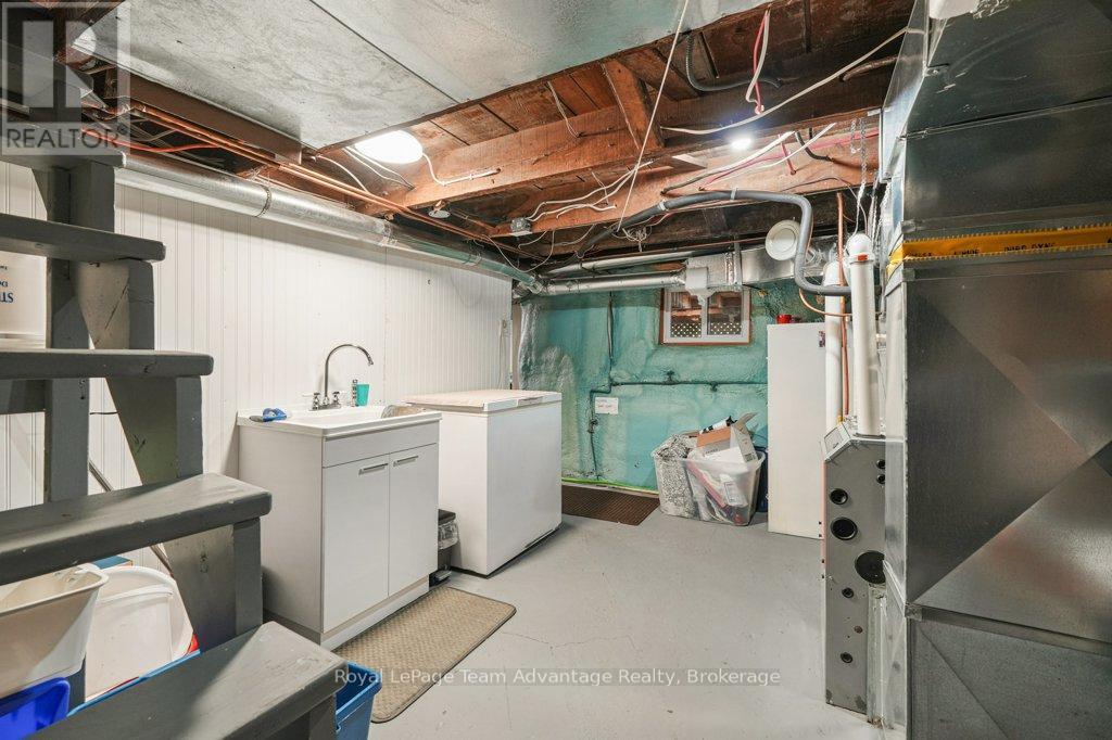 












3 BELVEDERE AVENUE

,
Parry Sound,




Ontario
P2A1Z8

