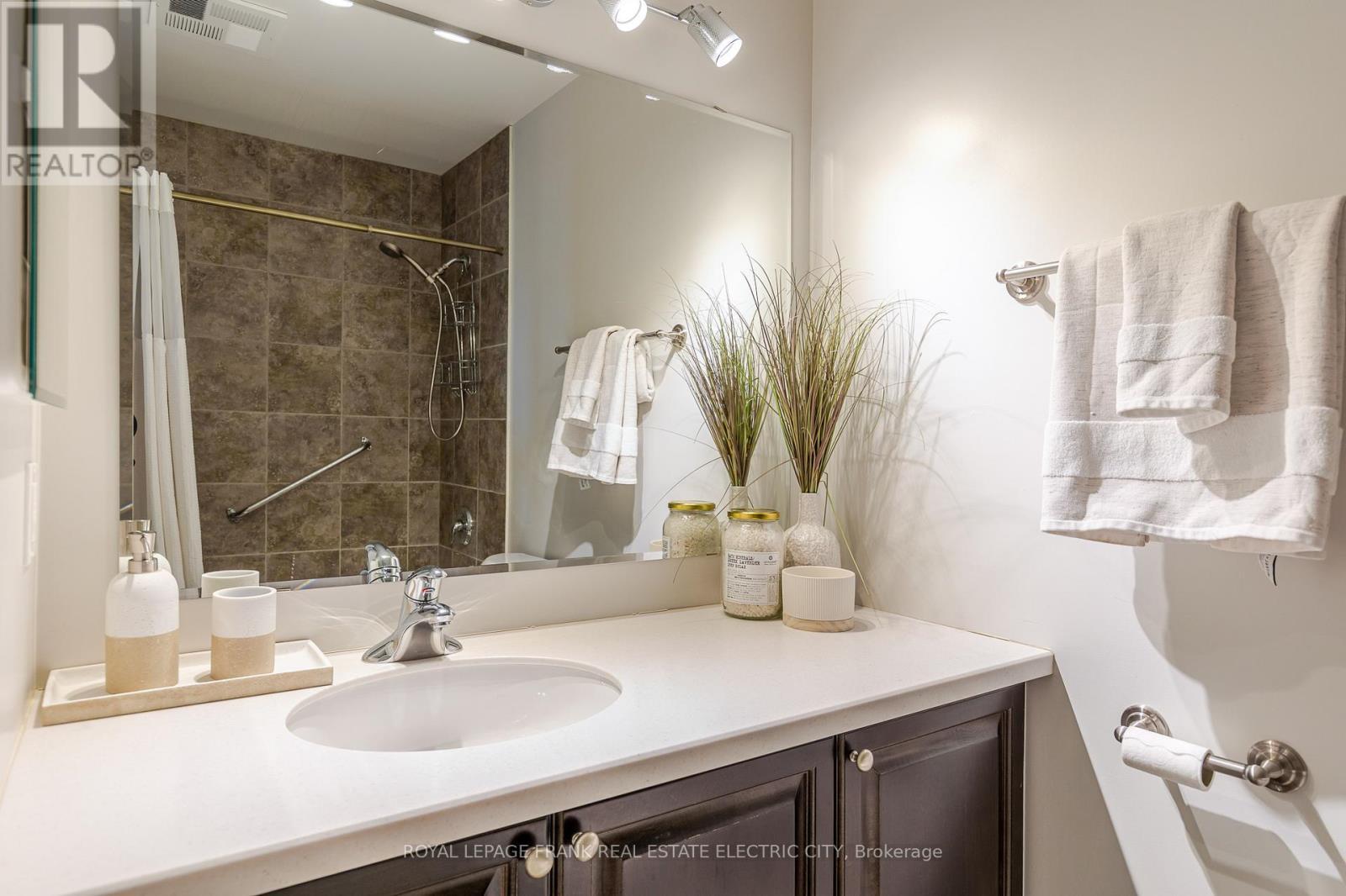 












105 - 869 CLONSILLA AVENUE

,
Peterborough (Otonabee Ward 1),




Ontario
K9J0B7

