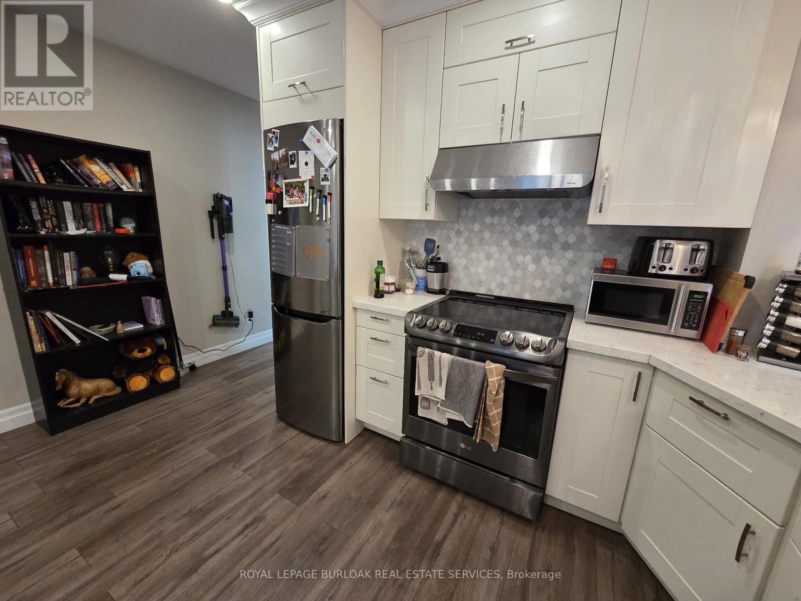 












1 - 81 GAGE AVENUE S

,
Hamilton,




Ontario
L8M3C8

