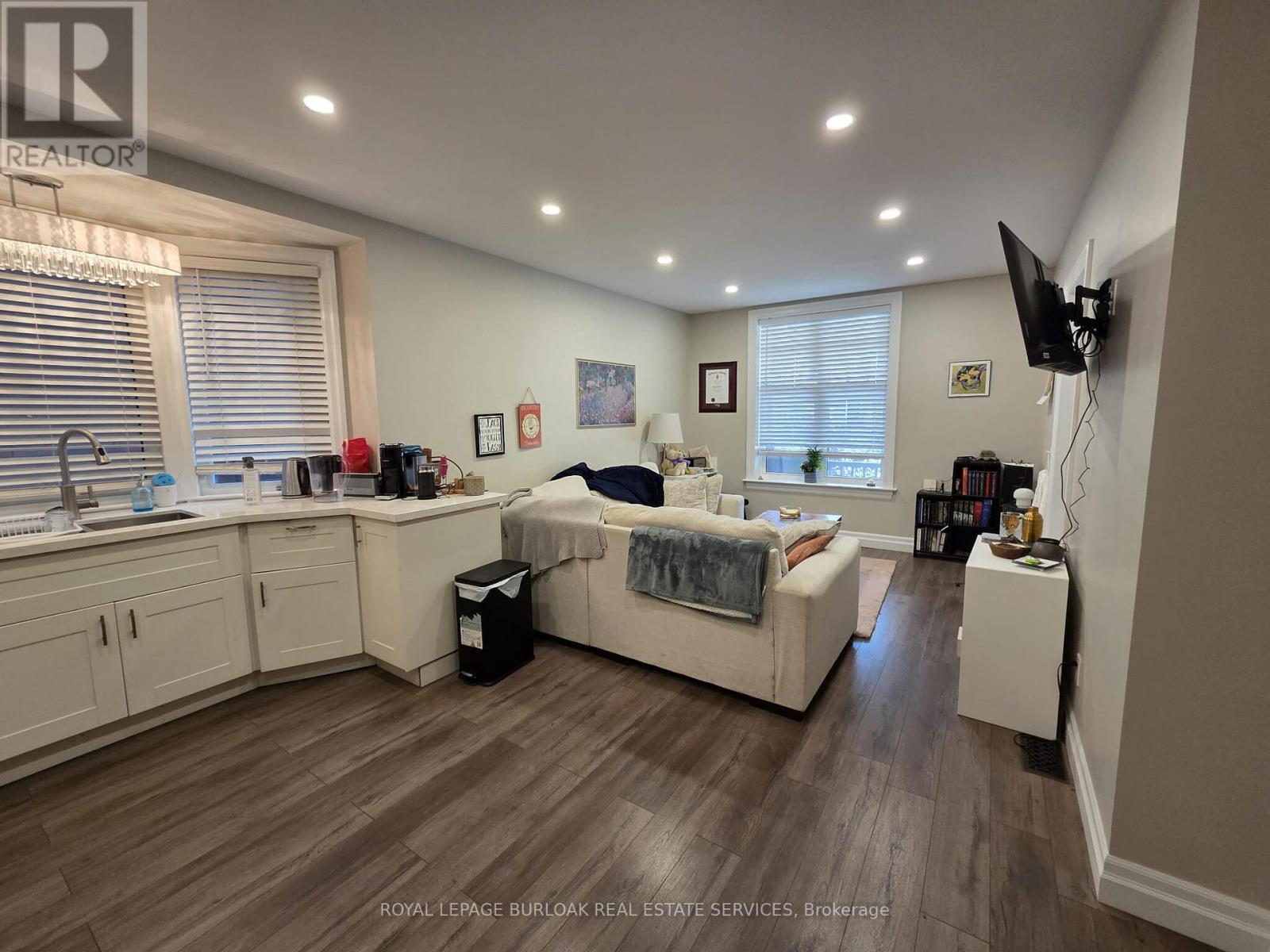 












1 - 81 GAGE AVENUE S

,
Hamilton,




Ontario
L8M3C8

