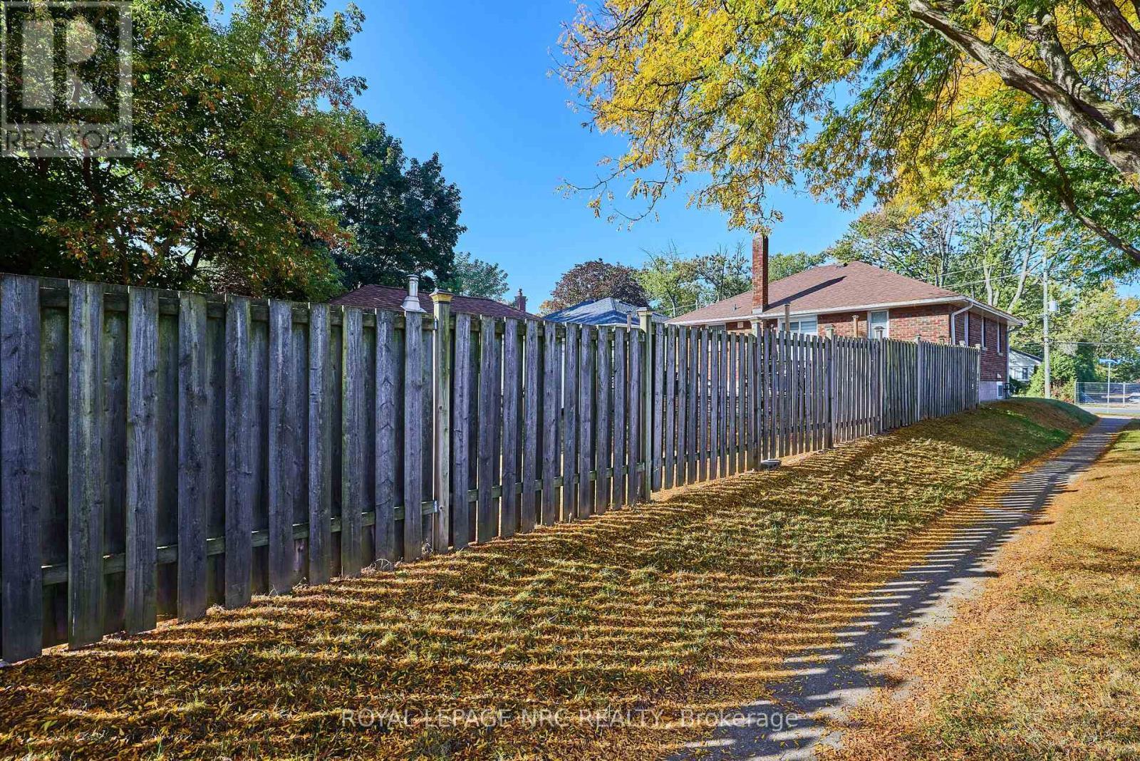 












2862 DORCHESTER ROAD

,
Niagara Falls (Stamford),




Ontario
L2J2Z3

