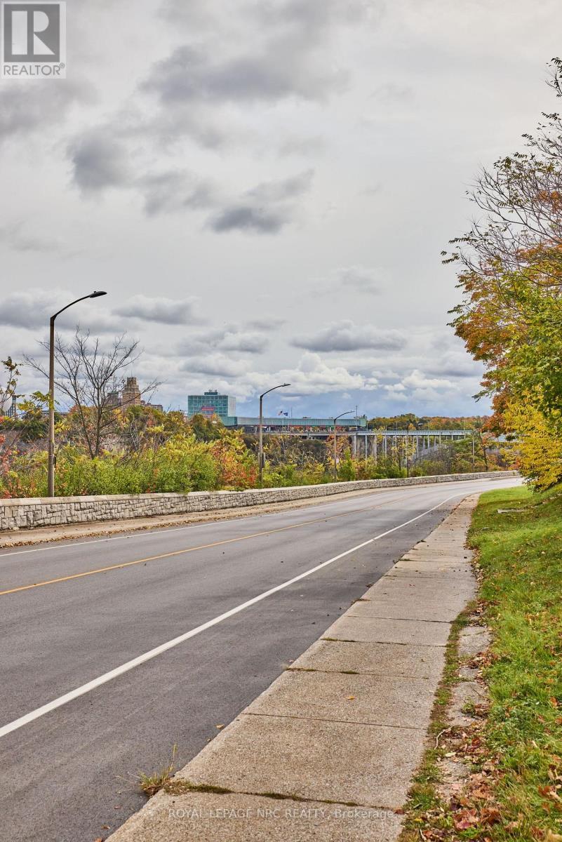 












5427 RIVER ROAD

,
Niagara Falls (Downtown),




Ontario
L2E3H1

