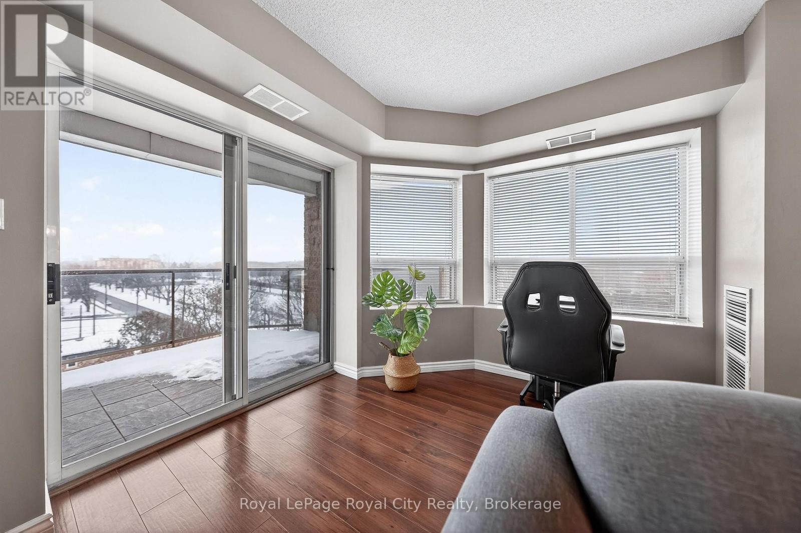 












701 - 281 BRISTOL STREET

,
Guelph (Junction/Onward Willow),




Ontario
N1H8J3

