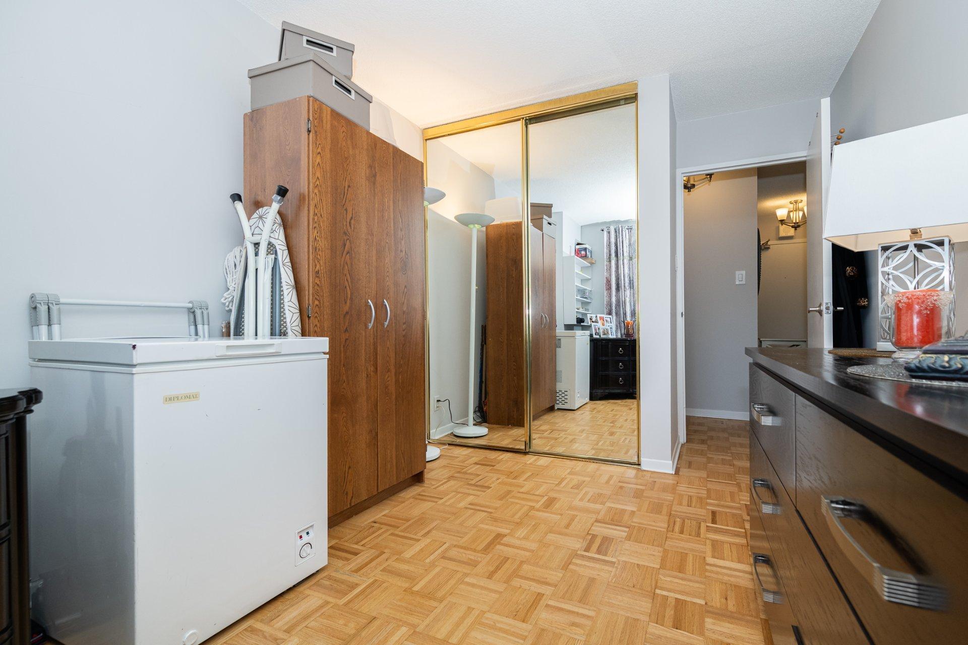 









2555


Av. du Havre-des-Îles

, 216,
Laval (Chomedey),




QC
H7W4R4

