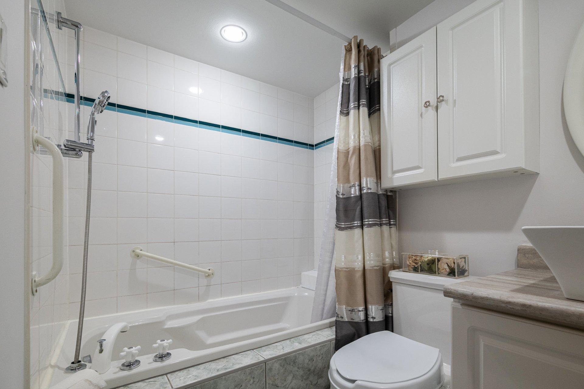 









2555


Av. du Havre-des-Îles

, 216,
Laval (Chomedey),




QC
H7W4R4

