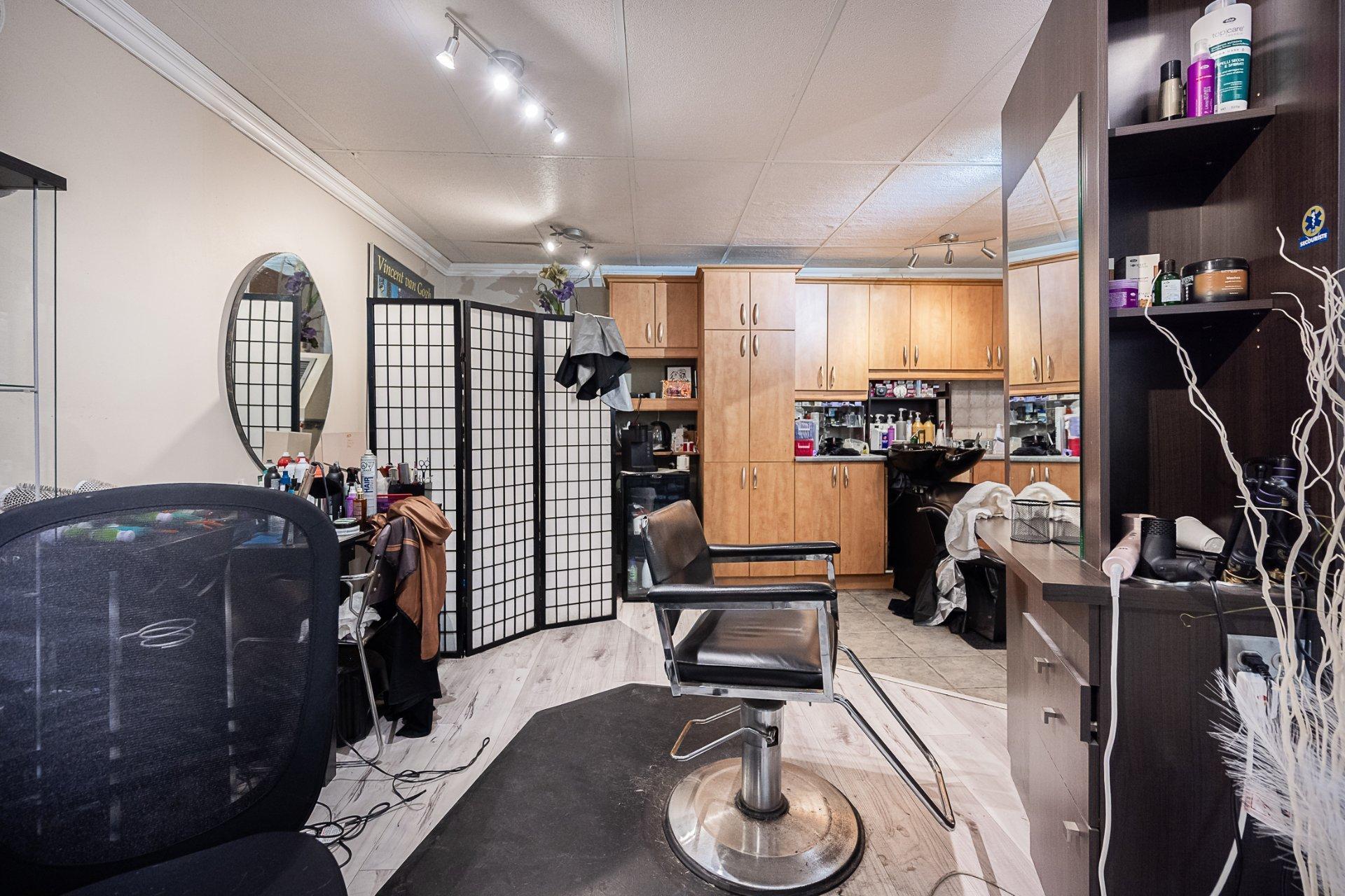 









2555


Av. du Havre-des-Îles

, 216,
Laval (Chomedey),




QC
H7W4R4

