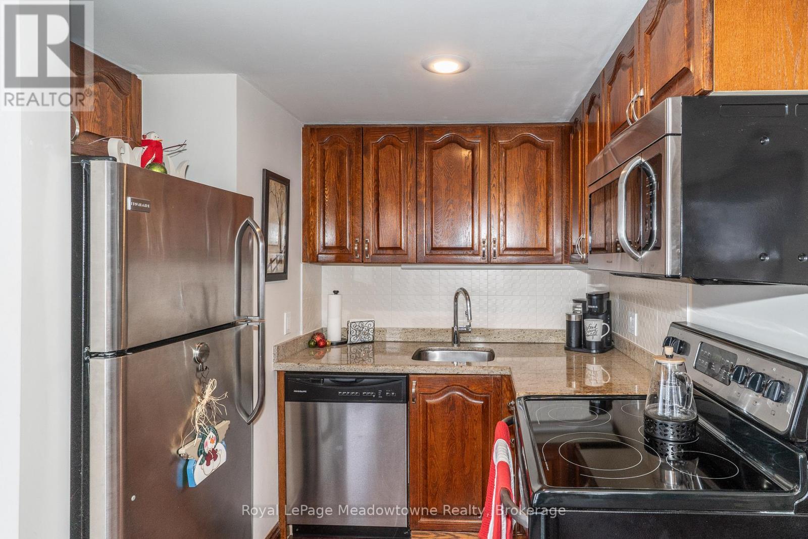 












301 - 34 DEERHURST GREENS ROAD

,
Huntsville (Chaffey),




Ontario
P1H1A9

