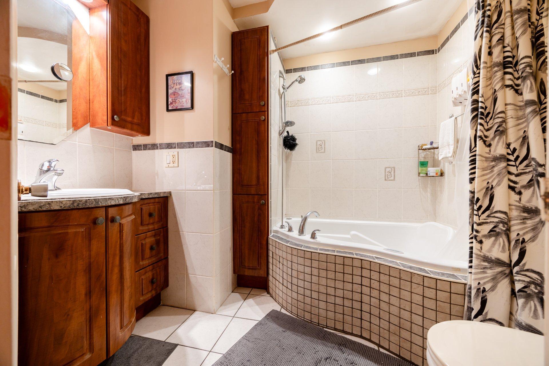 









3855


Rue du Fort-Rolland

,
Montréal (Lachine),




QC
H8T1V8

