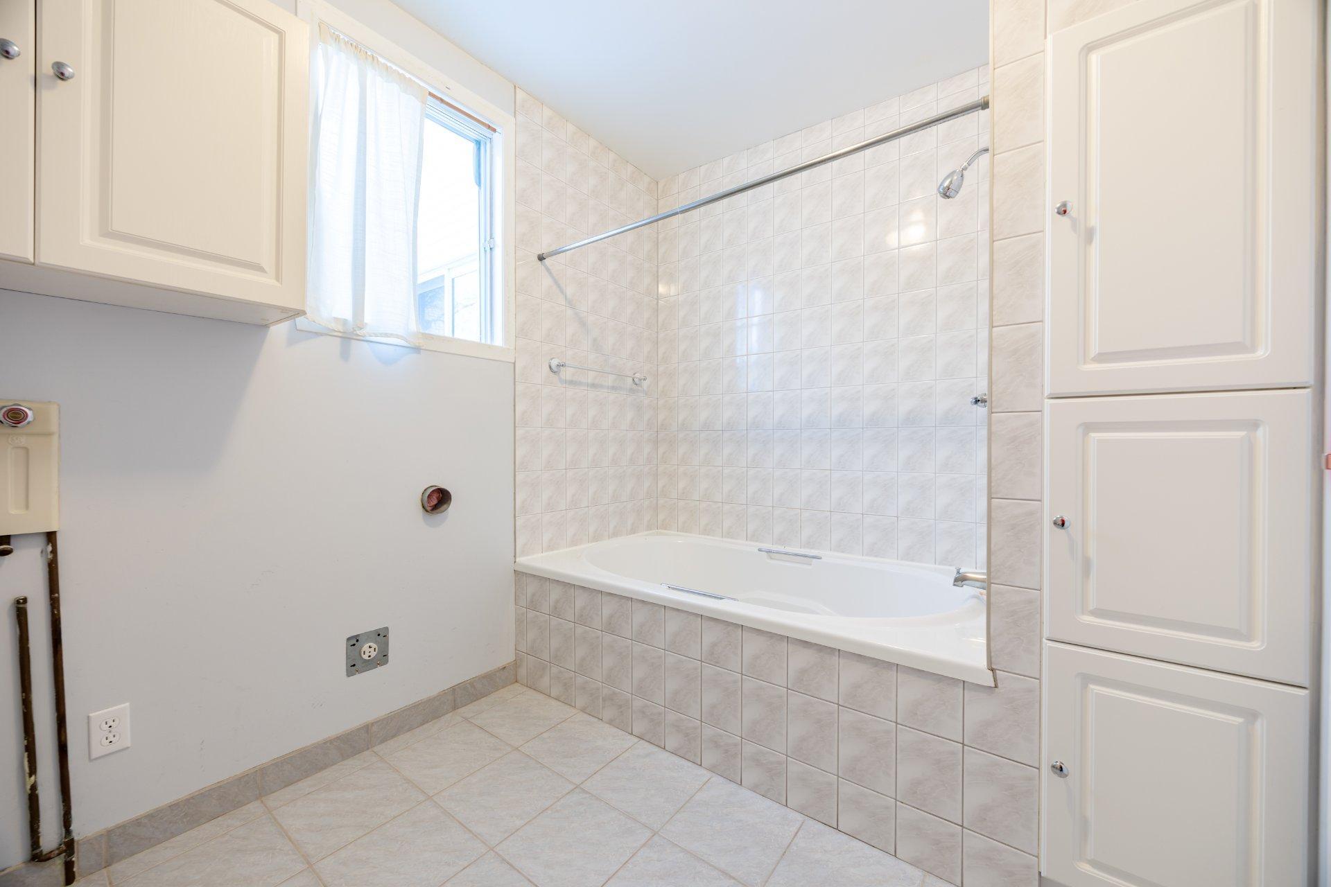 









3855


Rue du Fort-Rolland

,
Montréal (Lachine),




QC
H8T1V8

