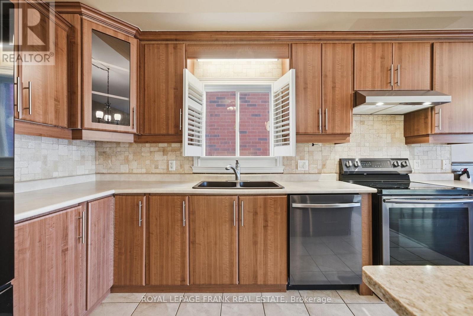 












7 BROCK STREET

,
Kawartha Lakes (Lindsay),




Ontario
K9V0B9

