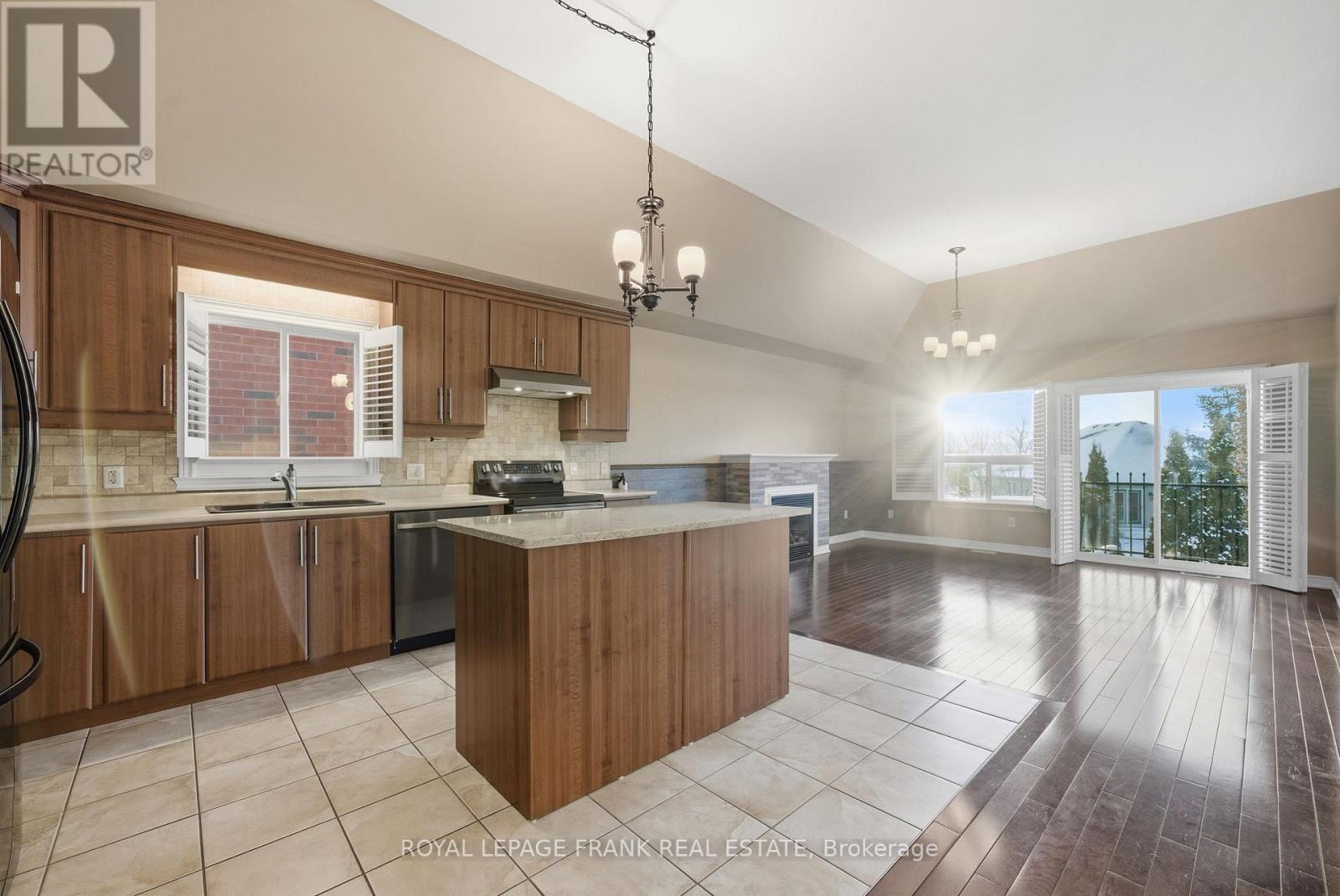 












7 BROCK STREET

,
Kawartha Lakes (Lindsay),




Ontario
K9V0B9

