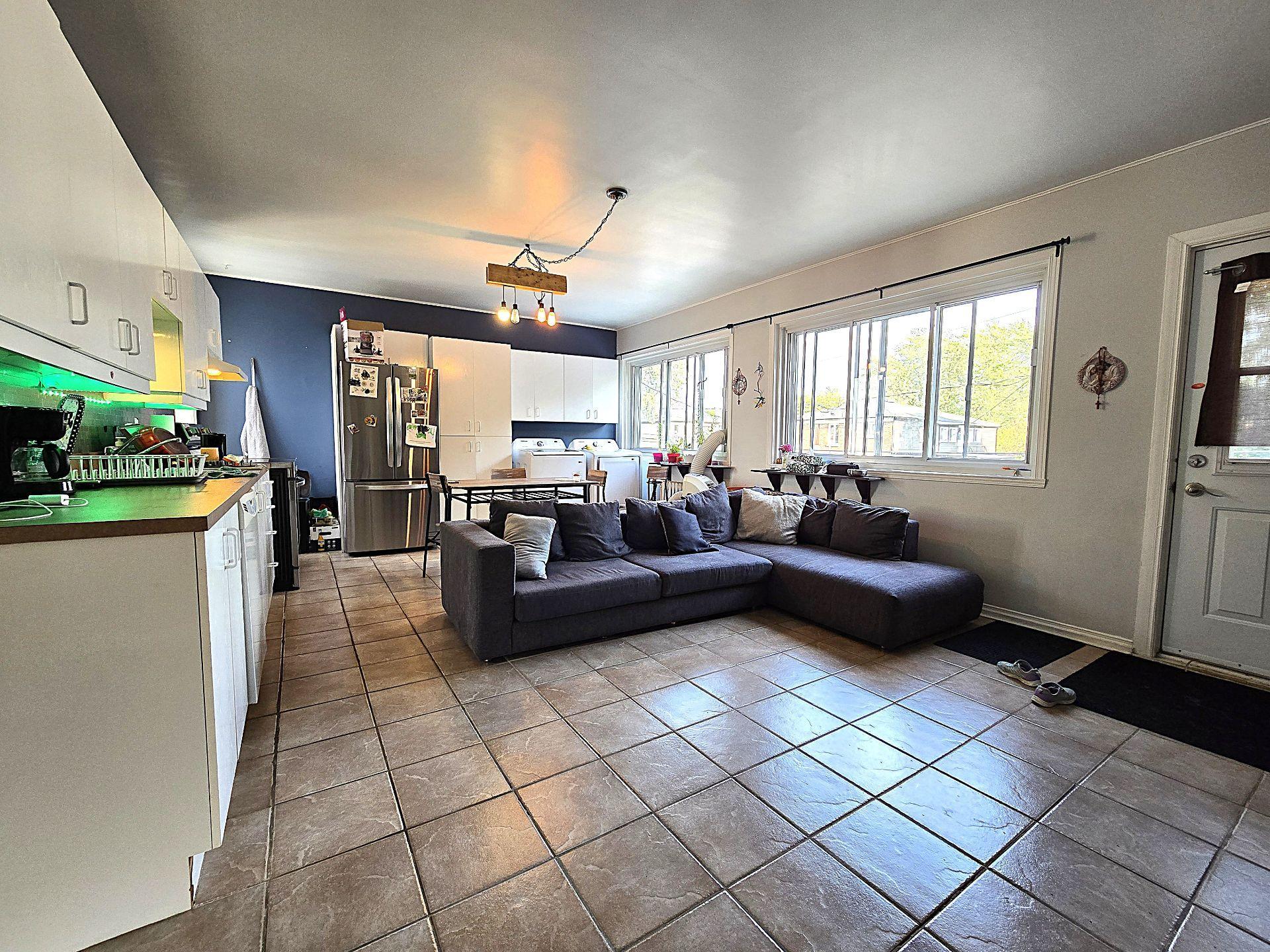 









3994


Boul. St-Martin O.

, B,
Laval (Chomedey),




QC
H7T1B8

