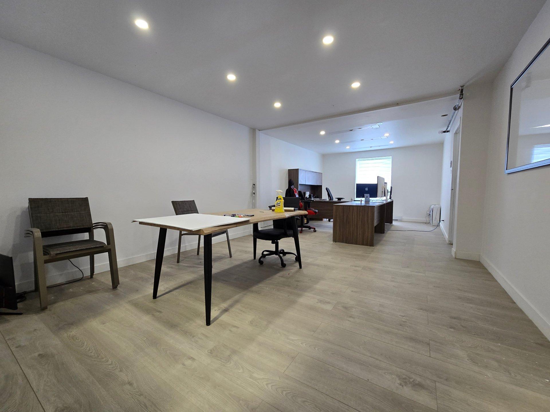 









714


Boul. du Curé-Boivin

,
Boisbriand,




QC
J7G2A7

