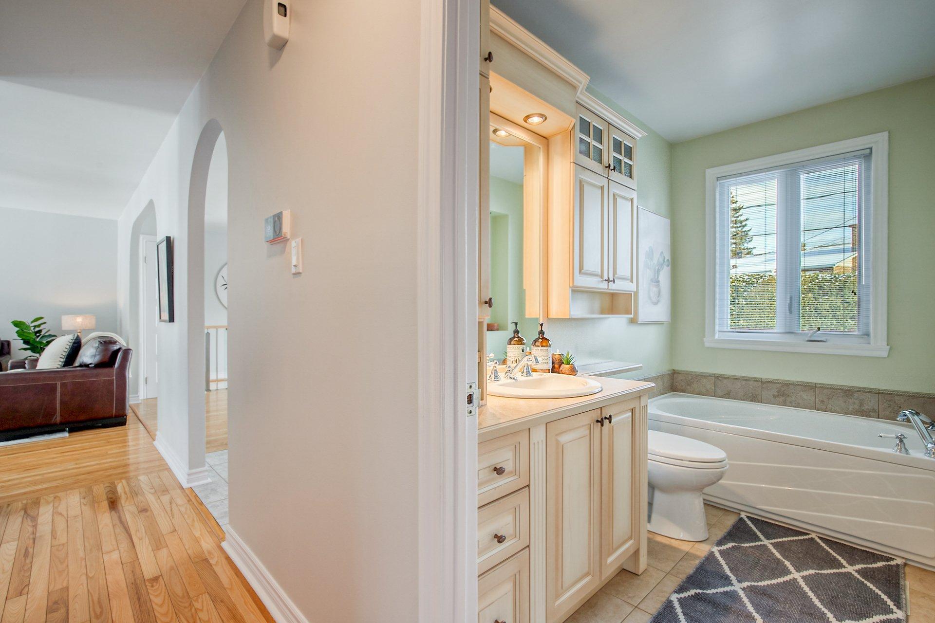 









1290


Rue Boisbriand

,
Saint-Bruno-de-Montarville,




QC
J3V4X5

