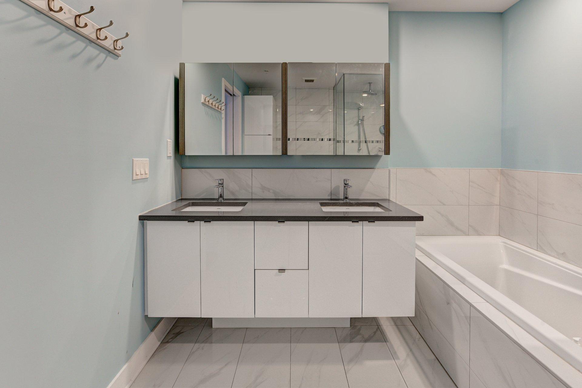 









5175


Av. de Courtrai

, 811,
Montréal (Côte-des-Neiges/Notre-Dame-de-Grâce),




QC
H3W0A9

