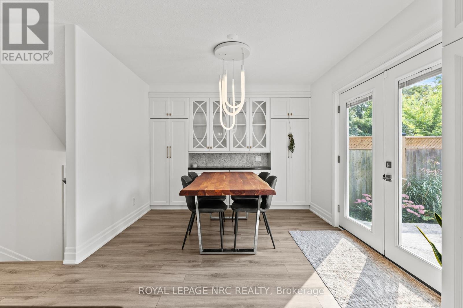 












33 BROADWAY AVENUE

,
St. Catharines (Port Weller),




Ontario
L2M1M3

