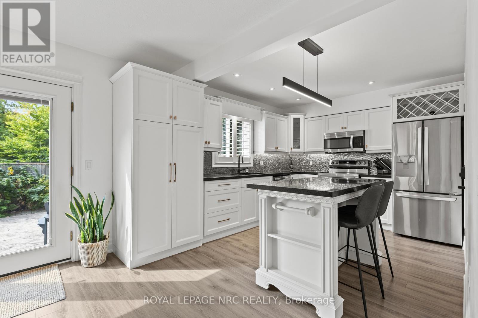 












33 BROADWAY AVENUE

,
St. Catharines (Port Weller),




Ontario
L2M1M3

