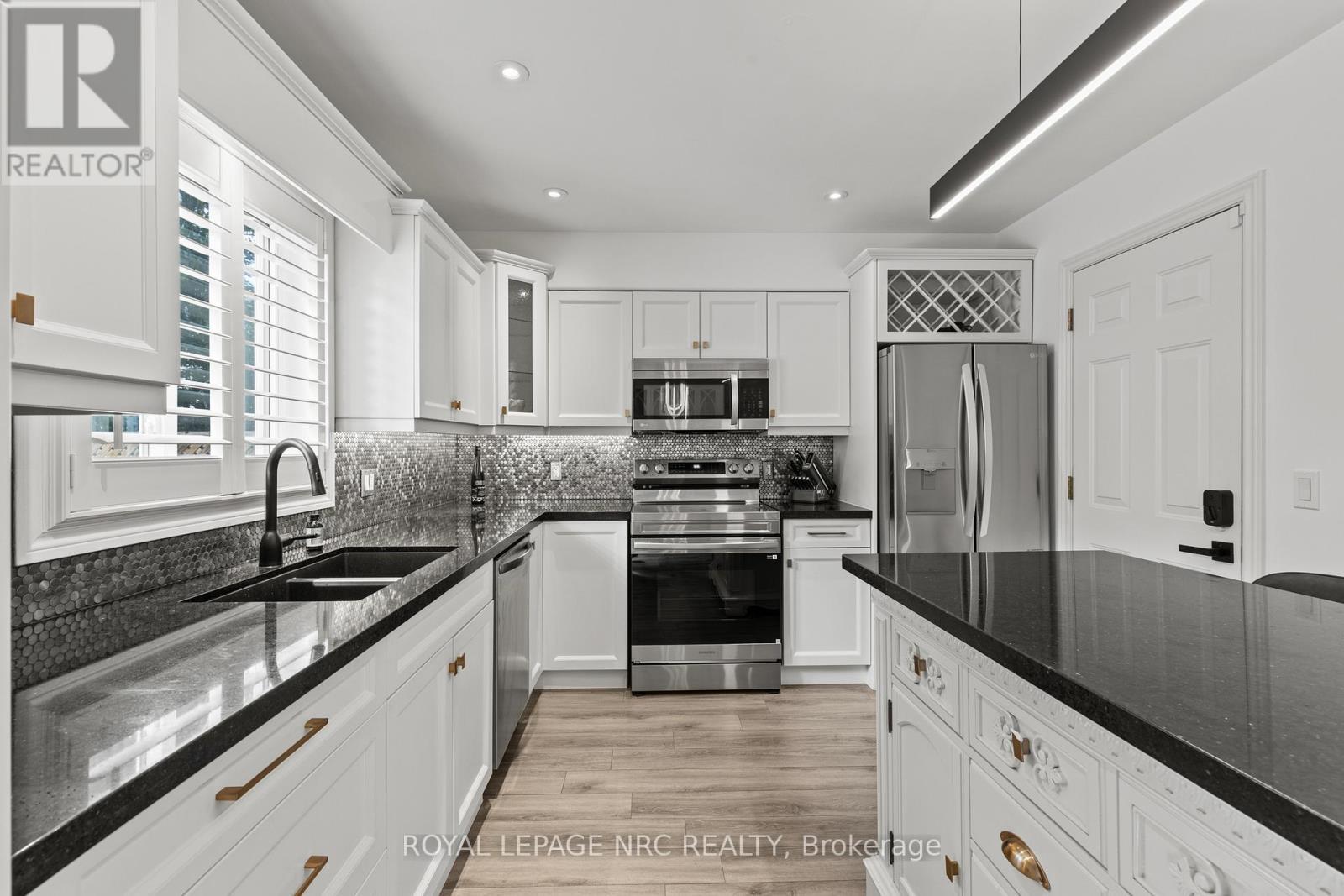 












33 BROADWAY AVENUE

,
St. Catharines (Port Weller),




Ontario
L2M1M3

