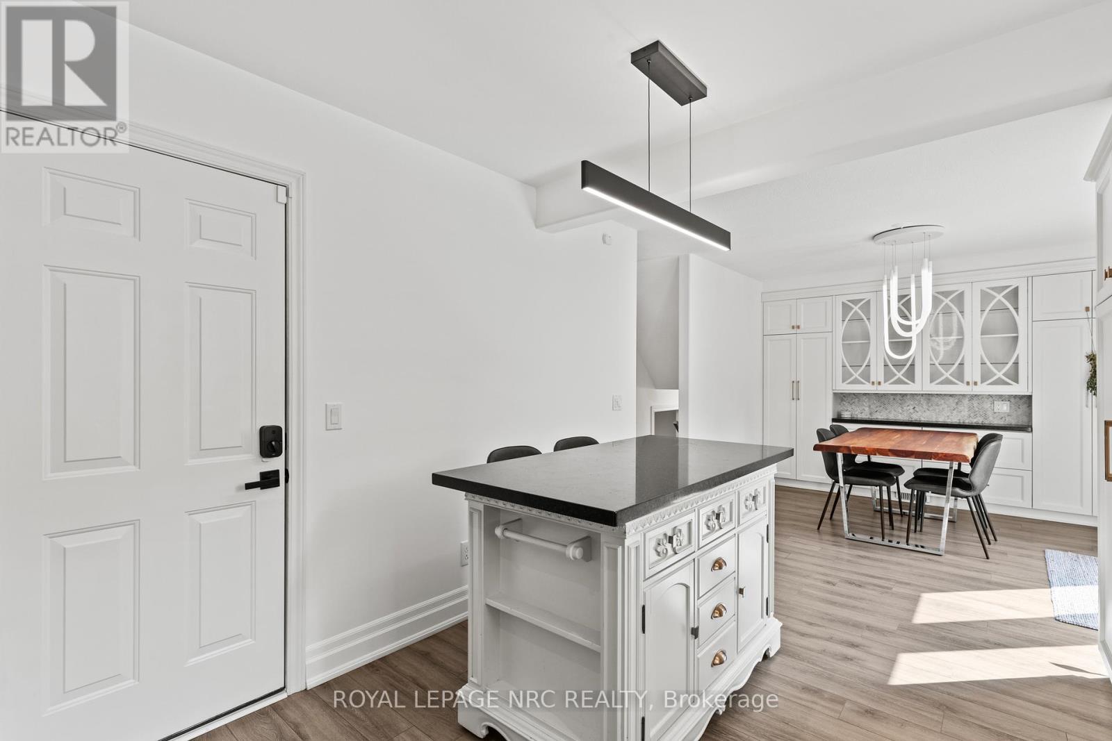 












33 BROADWAY AVENUE

,
St. Catharines (Port Weller),




Ontario
L2M1M3

