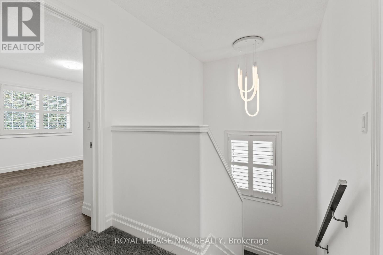 












33 BROADWAY AVENUE

,
St. Catharines (Port Weller),




Ontario
L2M1M3

