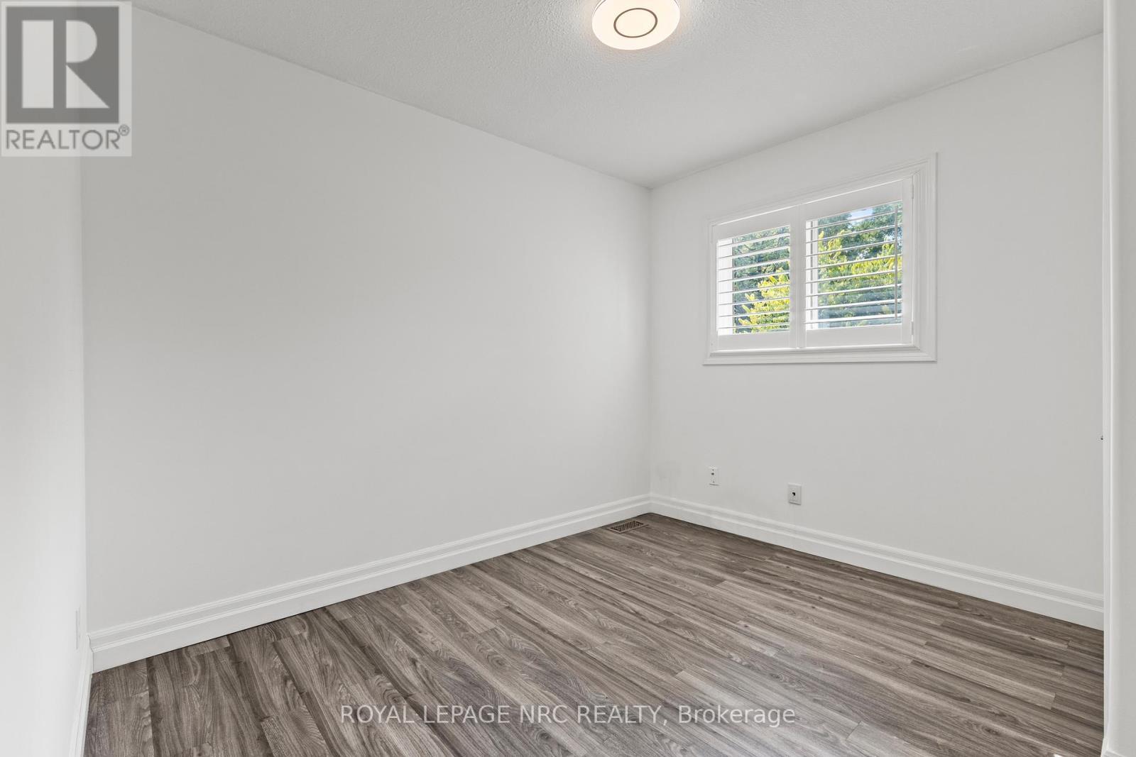 












33 BROADWAY AVENUE

,
St. Catharines (Port Weller),




Ontario
L2M1M3

