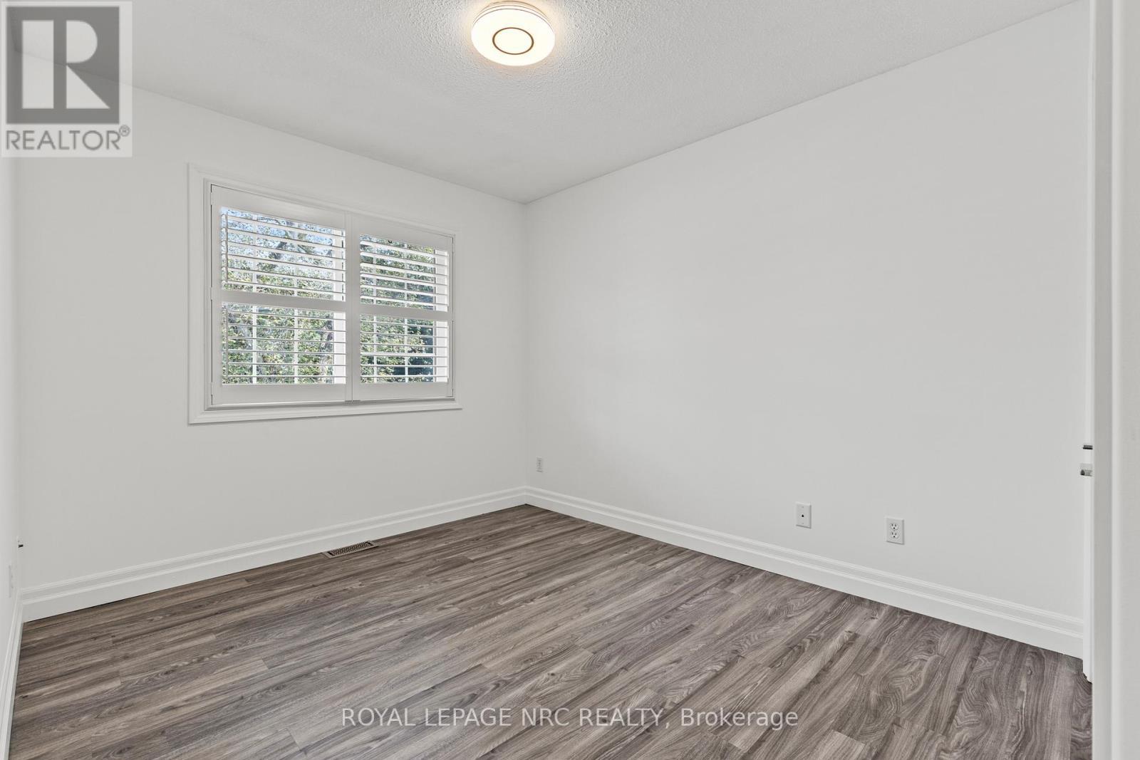 












33 BROADWAY AVENUE

,
St. Catharines (Port Weller),




Ontario
L2M1M3

