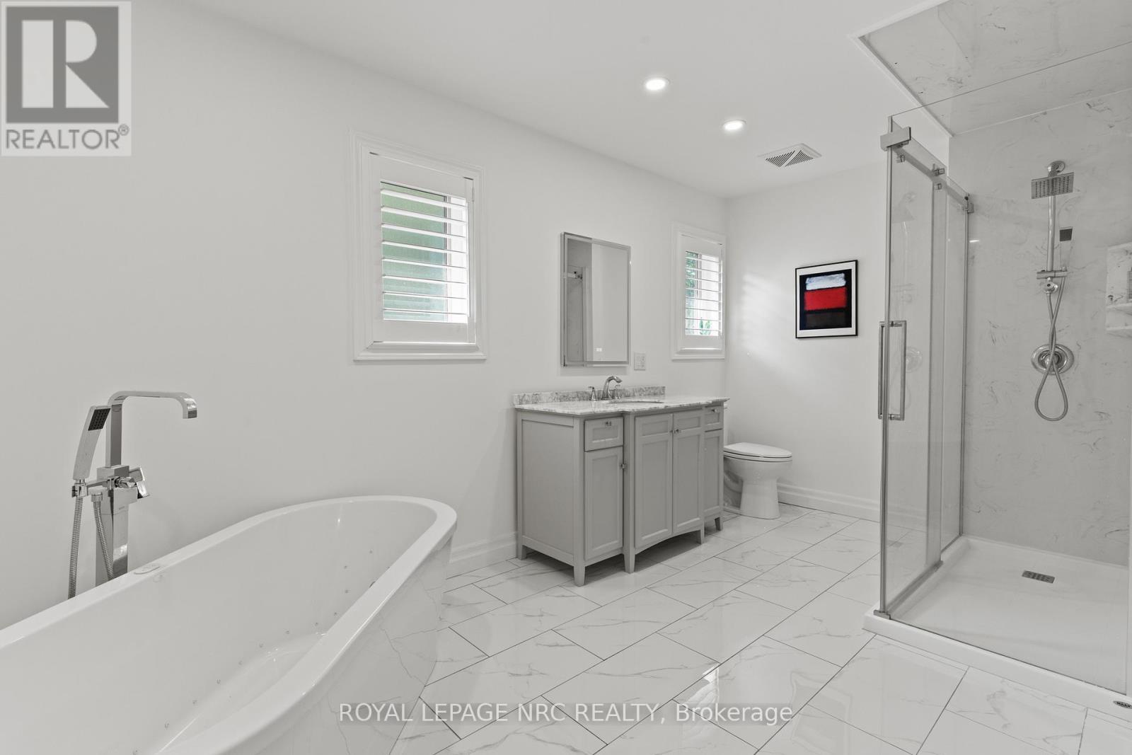 












33 BROADWAY AVENUE

,
St. Catharines (Port Weller),




Ontario
L2M1M3

