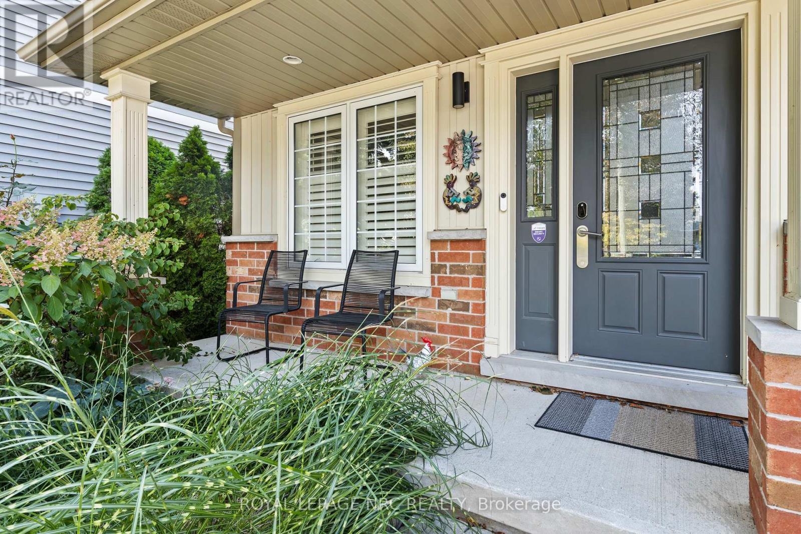 












33 BROADWAY AVENUE

,
St. Catharines (Port Weller),




Ontario
L2M1M3

