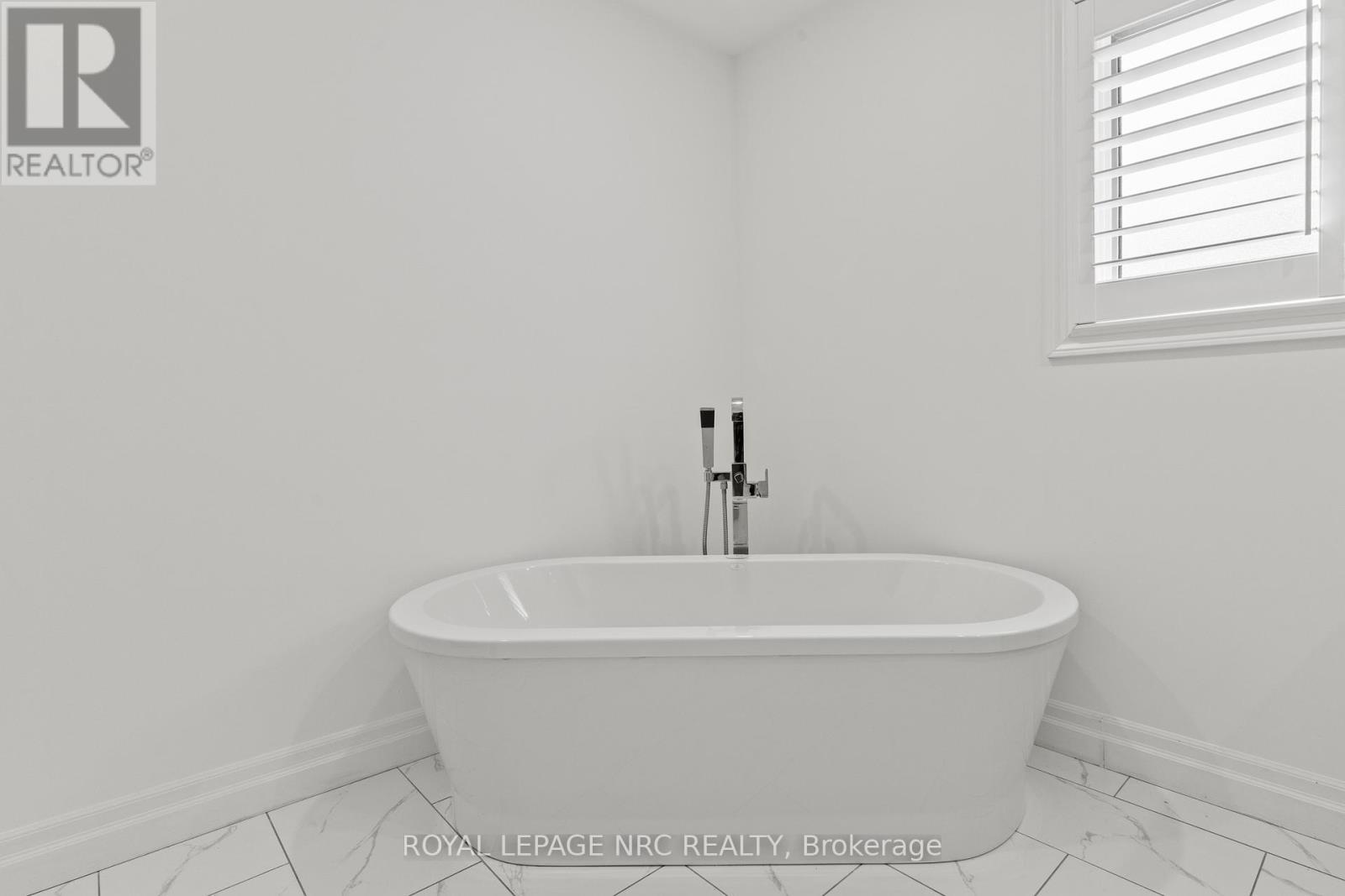 












33 BROADWAY AVENUE

,
St. Catharines (Port Weller),




Ontario
L2M1M3

