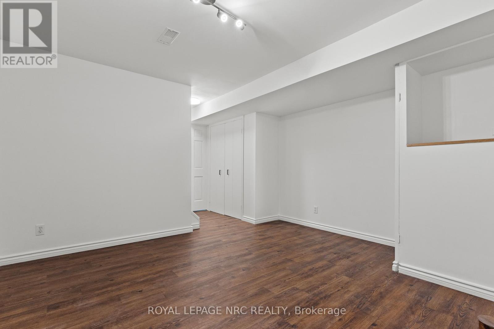 












33 BROADWAY AVENUE

,
St. Catharines (Port Weller),




Ontario
L2M1M3

