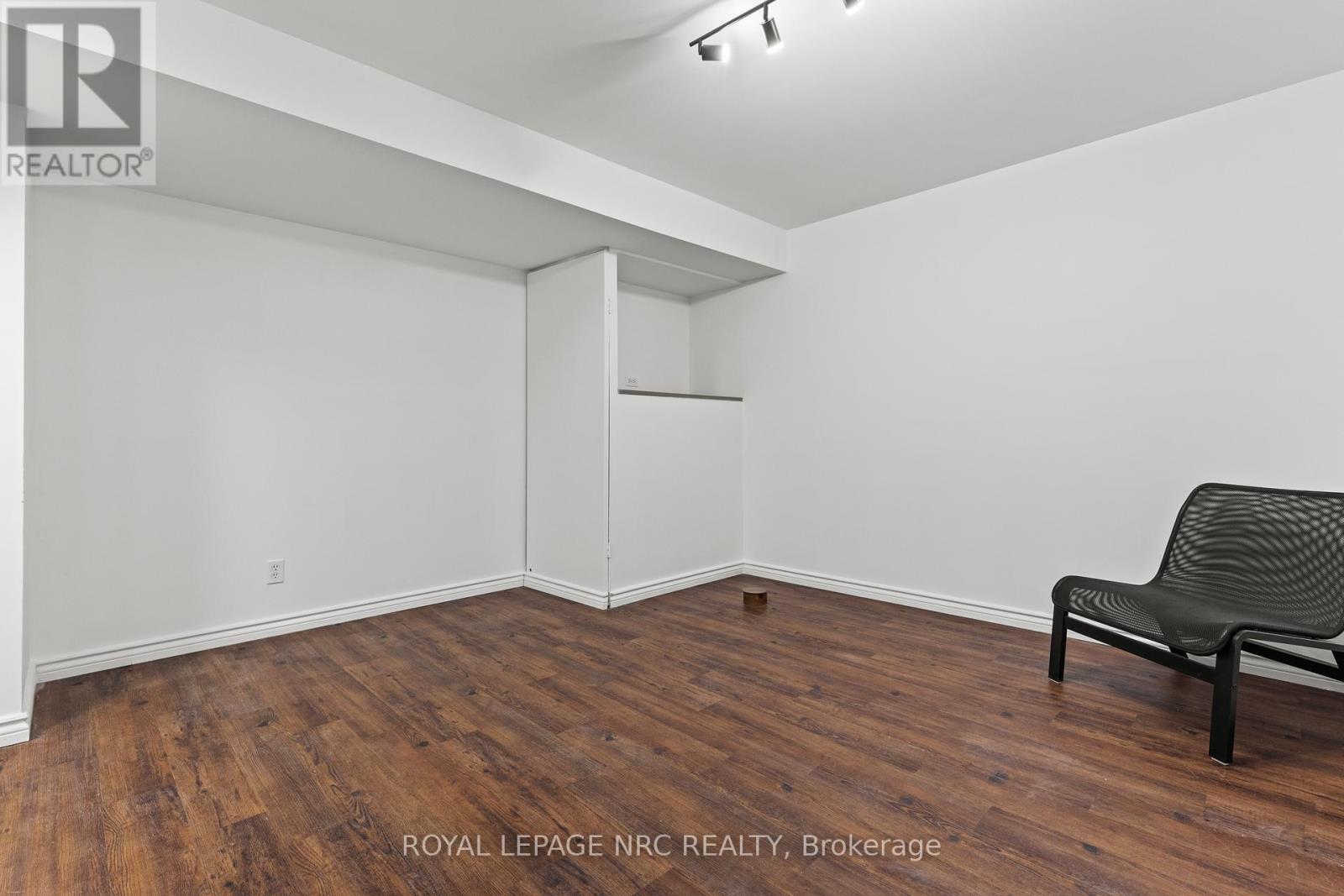 












33 BROADWAY AVENUE

,
St. Catharines (Port Weller),




Ontario
L2M1M3

