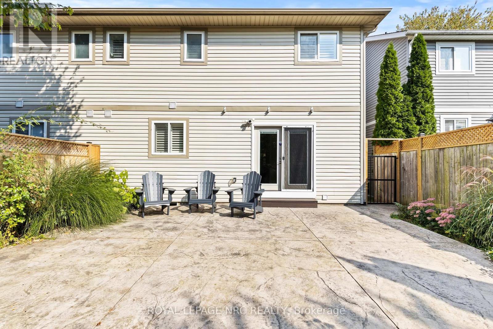 












33 BROADWAY AVENUE

,
St. Catharines (Port Weller),




Ontario
L2M1M3

