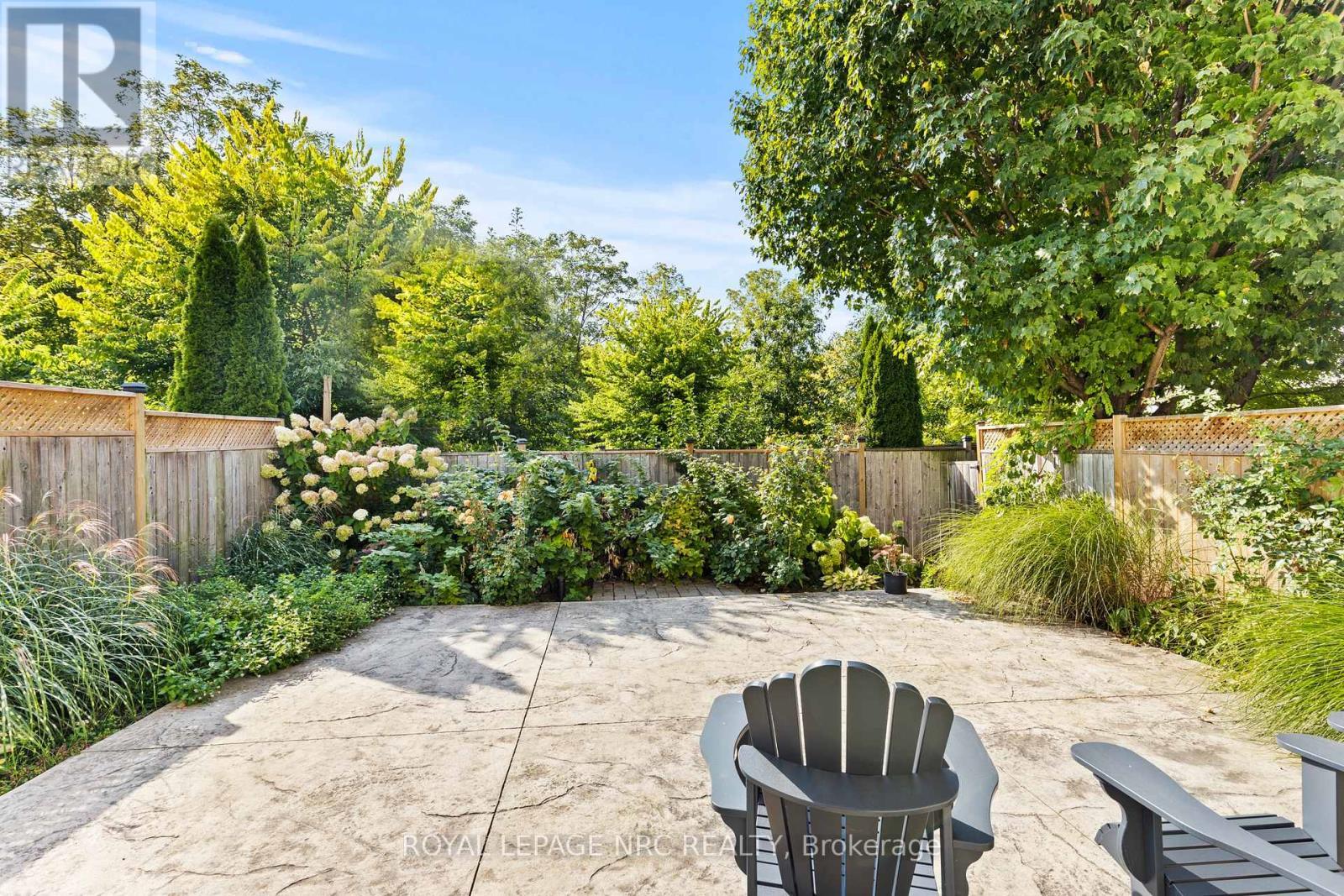 












33 BROADWAY AVENUE

,
St. Catharines (Port Weller),




Ontario
L2M1M3

