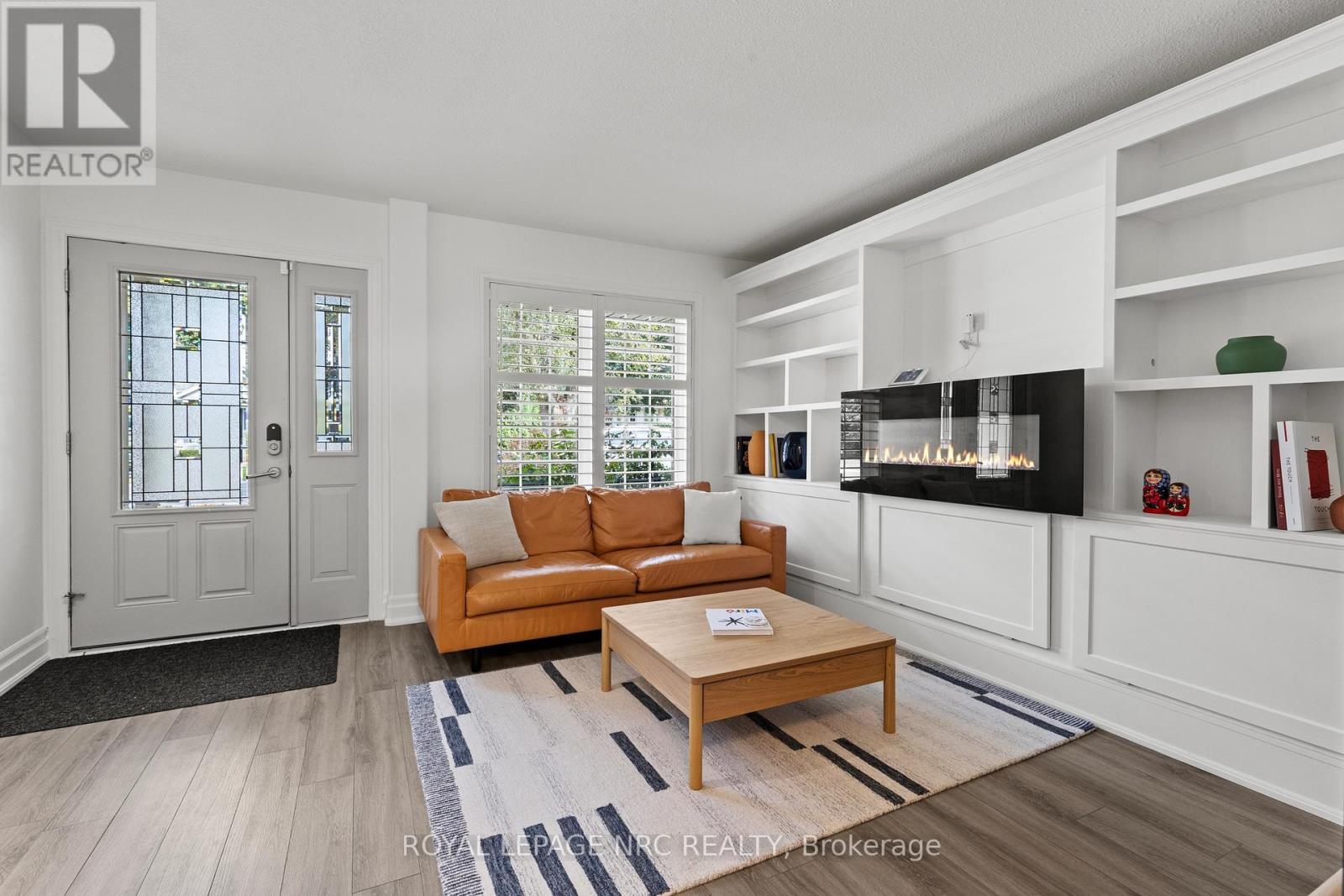 












33 BROADWAY AVENUE

,
St. Catharines (Port Weller),




Ontario
L2M1M3

