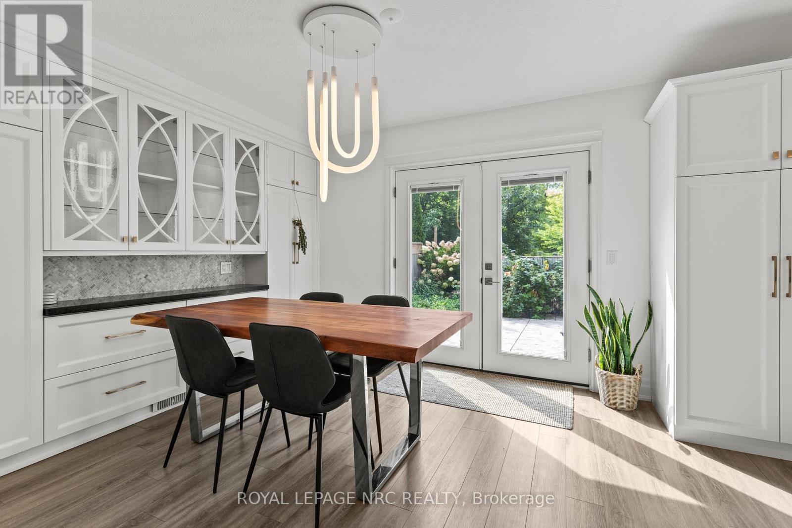 












33 BROADWAY AVENUE

,
St. Catharines (Port Weller),




Ontario
L2M1M3

