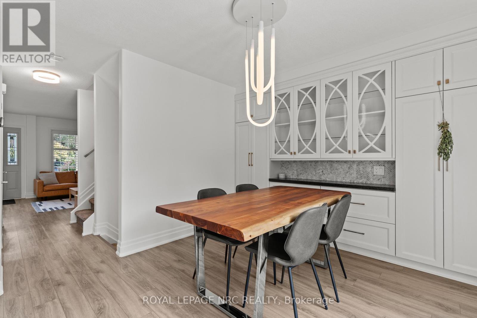 












33 BROADWAY AVENUE

,
St. Catharines (Port Weller),




Ontario
L2M1M3

