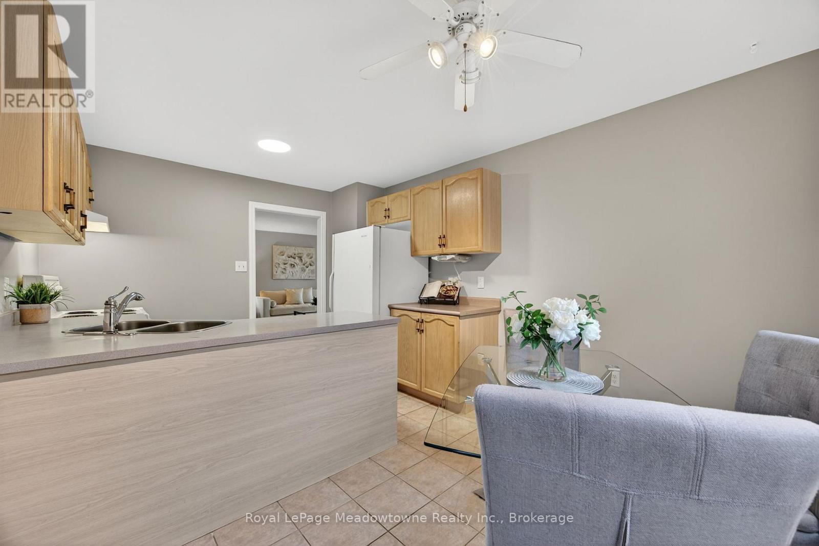 












1 DRAPER CRESCENT

,
Barrie (Painswick North),




Ontario
L4N8B1

