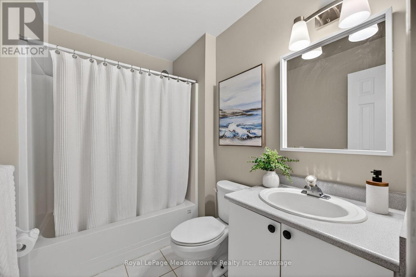 












1 DRAPER CRESCENT

,
Barrie (Painswick North),




Ontario
L4N8B1

