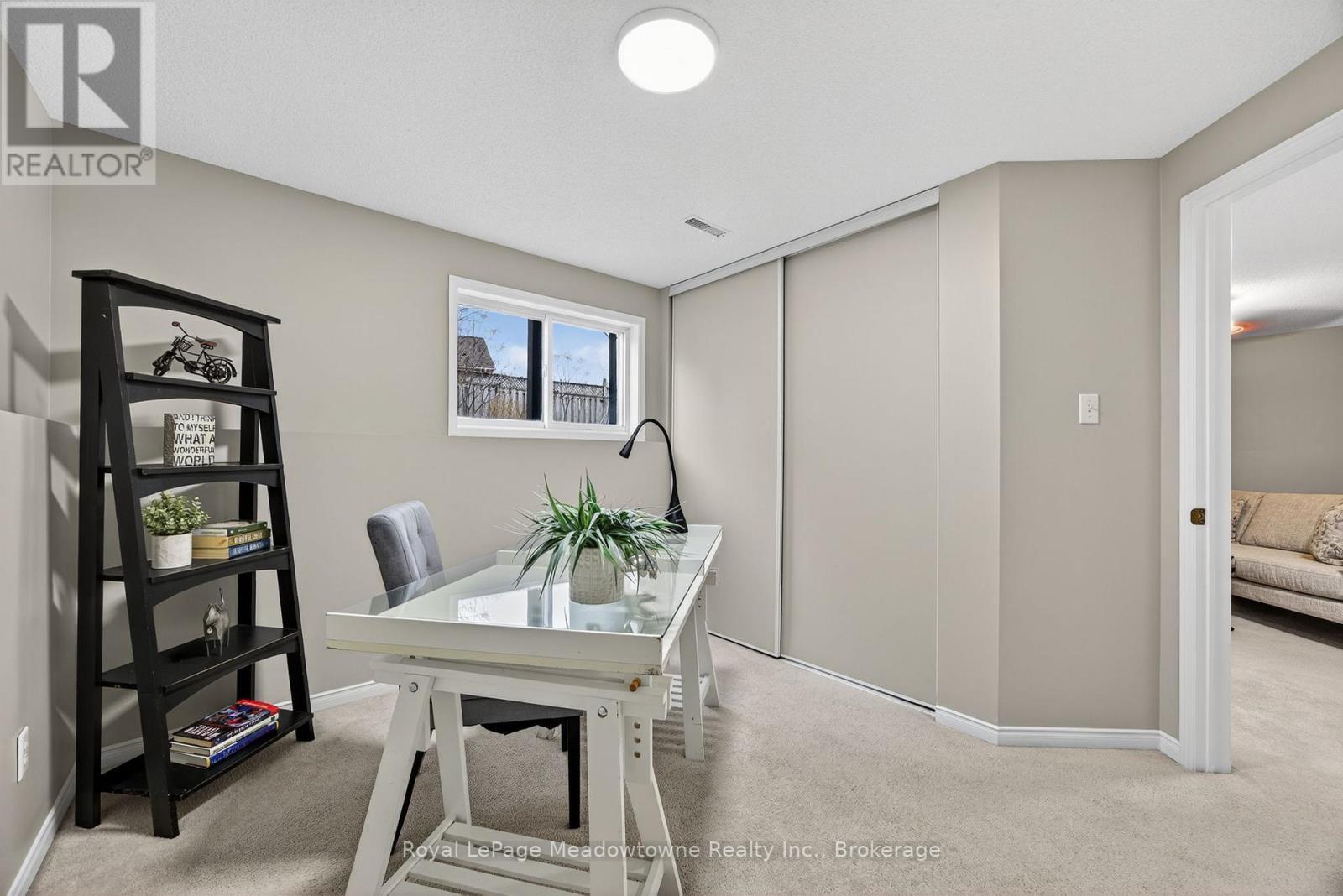 












1 DRAPER CRESCENT

,
Barrie (Painswick North),




Ontario
L4N8B1

