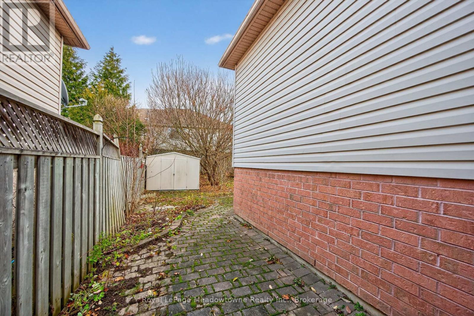 












1 DRAPER CRESCENT

,
Barrie (Painswick North),




Ontario
L4N8B1

