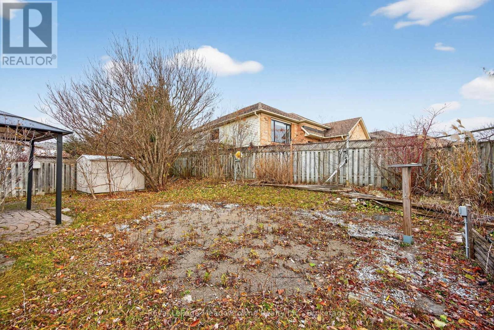 












1 DRAPER CRESCENT

,
Barrie (Painswick North),




Ontario
L4N8B1

