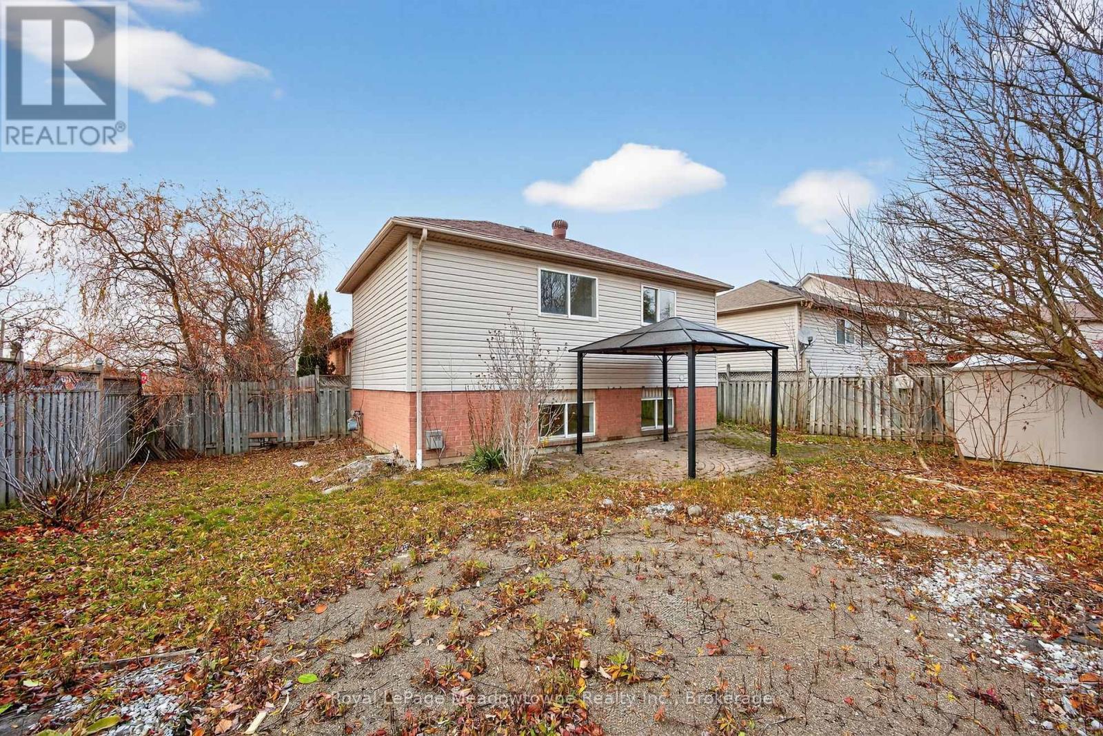 












1 DRAPER CRESCENT

,
Barrie (Painswick North),




Ontario
L4N8B1

