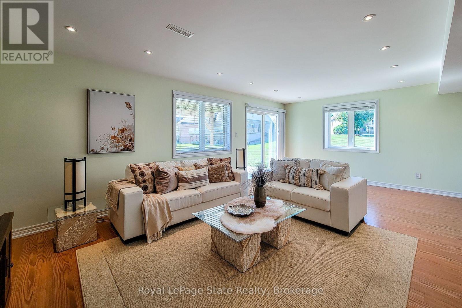 












115 TURNBERRY TRAIL

,
Welland (Hwy 406/Welland),




Ontario
L3B0B7

