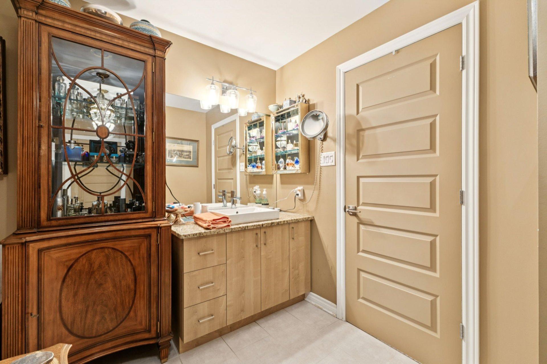 









120Z


Boul. de l'Amérique-Française

, 4,
Gatineau (Aylmer),




QC
J9J1G9

