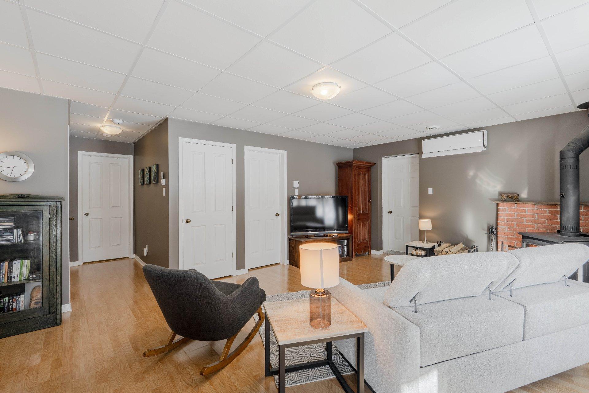 









2270


Ch. Deschesne 

,
Saint-Denis-de-Brompton,




QC
J0B2P0


