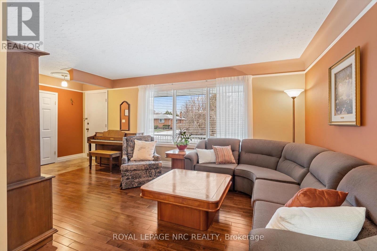 












26 SOUTHDALE DRIVE

,
St. Catharines (Vine/Linwell),




Ontario
L2M3N5

