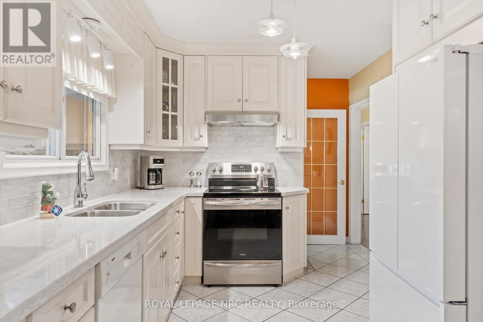 












26 SOUTHDALE DRIVE

,
St. Catharines (Vine/Linwell),




Ontario
L2M3N5

