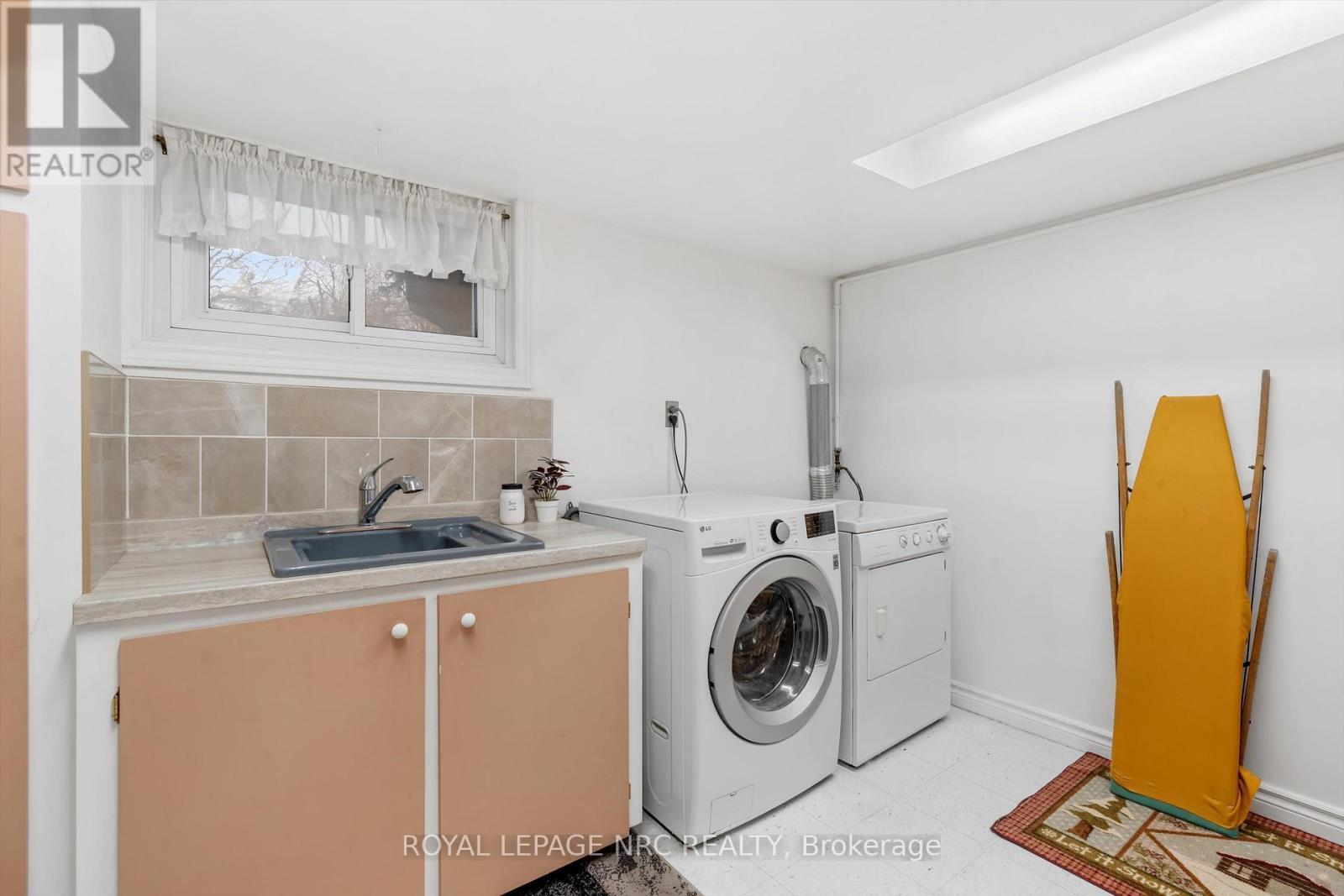 












26 SOUTHDALE DRIVE

,
St. Catharines (Vine/Linwell),




Ontario
L2M3N5

